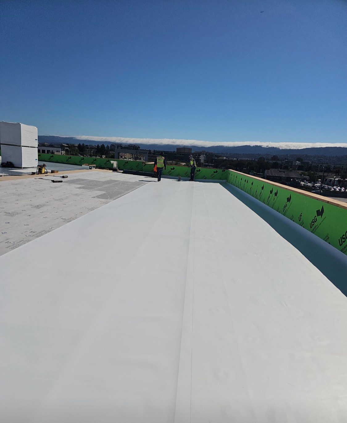 Roof edge and parapet on a new multi-family build